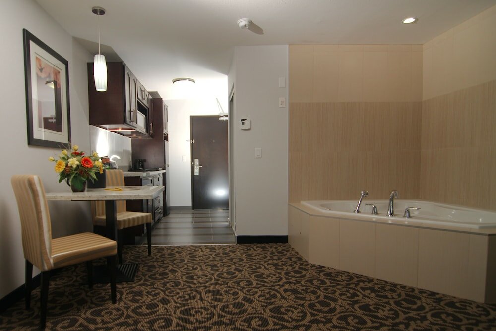 Фото Paradise Inn and Suites - Redwater