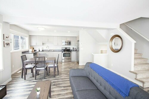 Гостиница Stunning 3 Bedroom Townhouse в Виннипеге