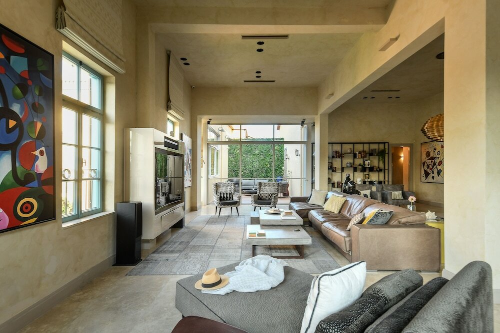 Фото Classical Spacious 3br apartment