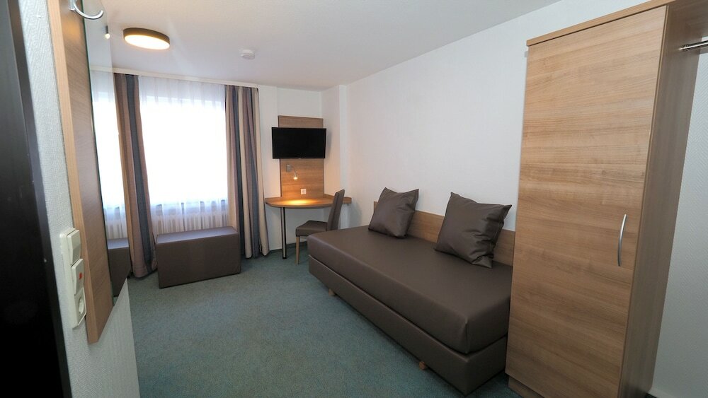 Фото Hotel Goldener Hirsch Mosbach