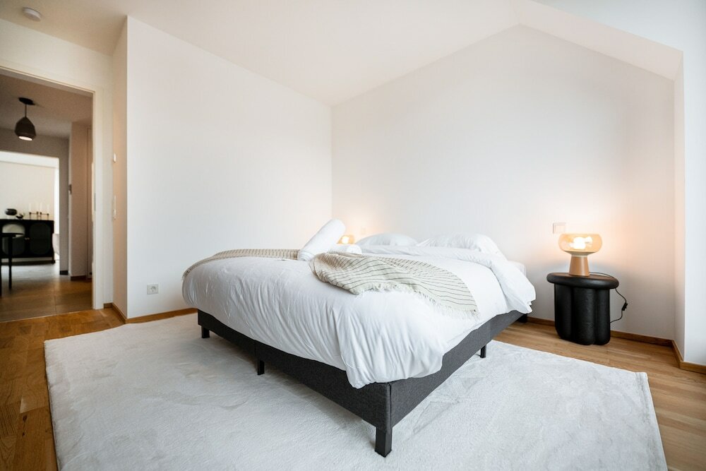 Фото New high-end 2 Br Penthouse w Balcony