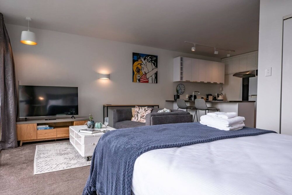 Фото Centrally Located Light-filled Studio w Parking