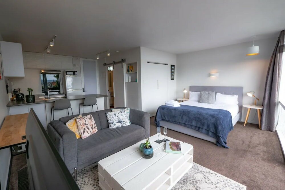 Фото Centrally Located Light-filled Studio w Parking