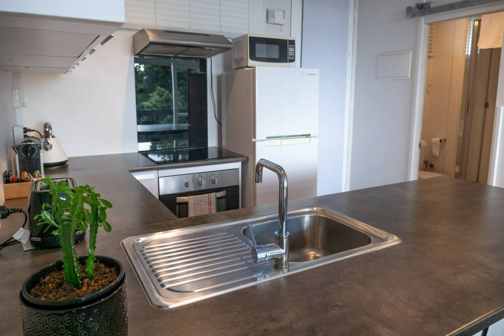 Фото Centrally Located Light-filled Studio w Parking