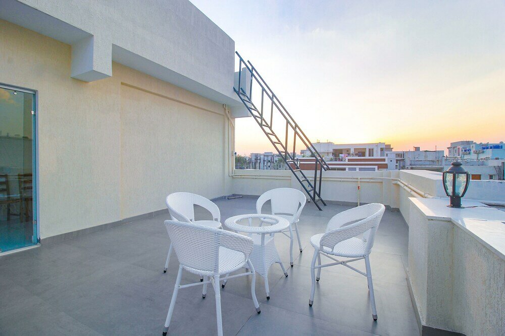 Фото Fabhotel Western Suites