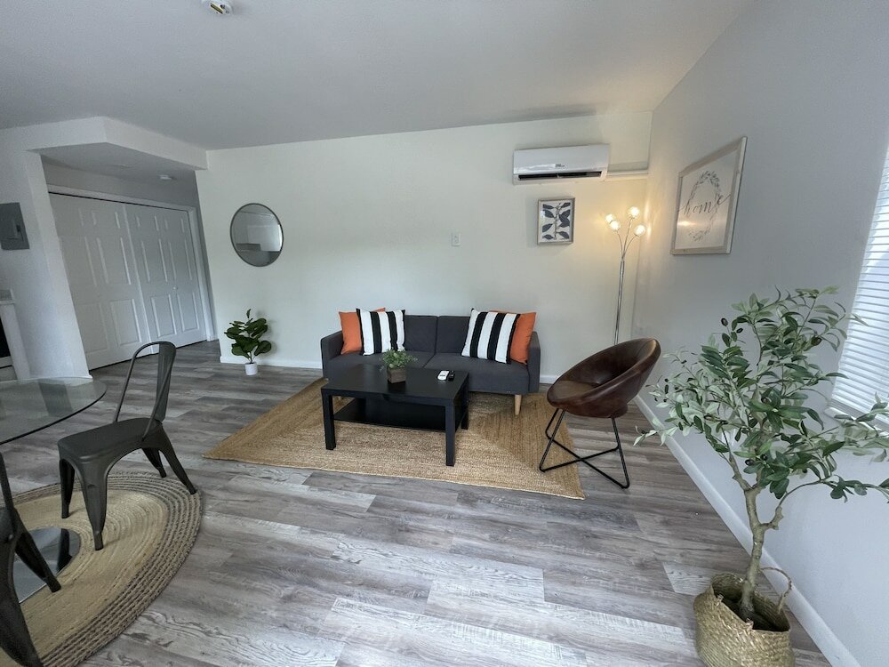 Фото Building next to CocoWalk & Brickell