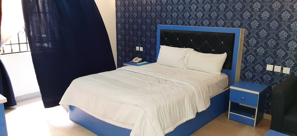 Фото Greenwood Court Hotels & Suites