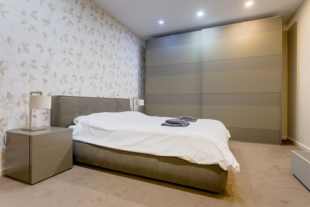 Фото Luxury Apt with Side Sea Views & Pool, Top Location