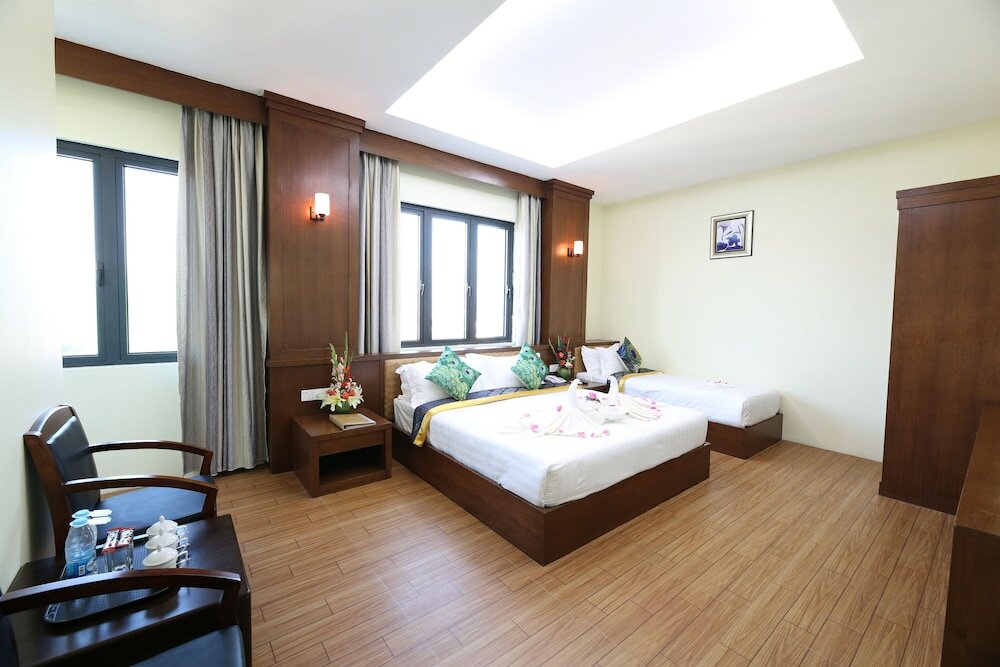 Фото Royal Peacock Hotel