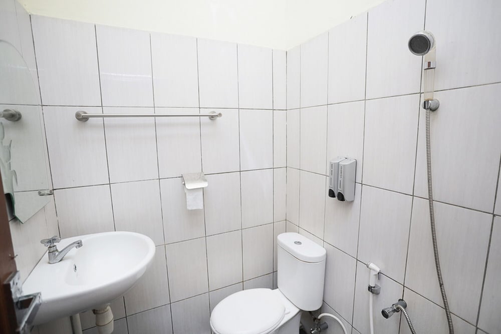 Фото RedDoorz near Bundaran Garuda 2