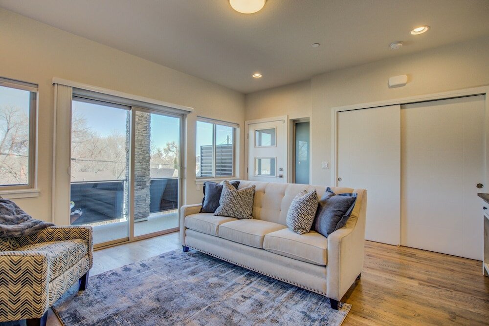 Фото Downtown Skyline Rooftop Patio Modern Townhome