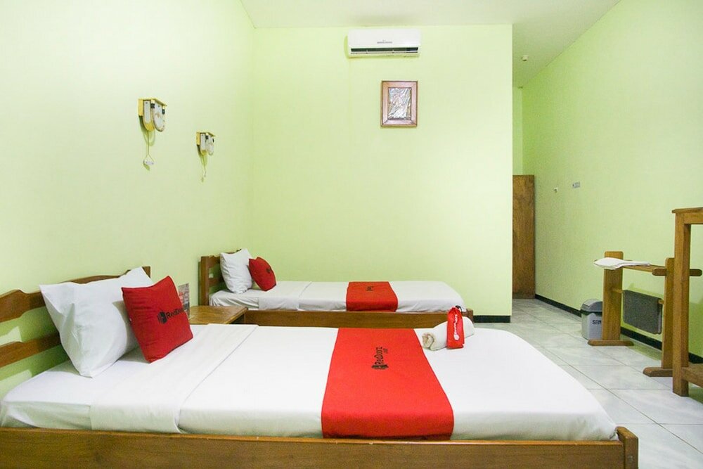 Фото RedDoorz Plus @ Jalan Raya Pasir Putih