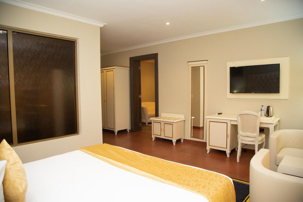 Фото Oak Haven Hotel and Suites