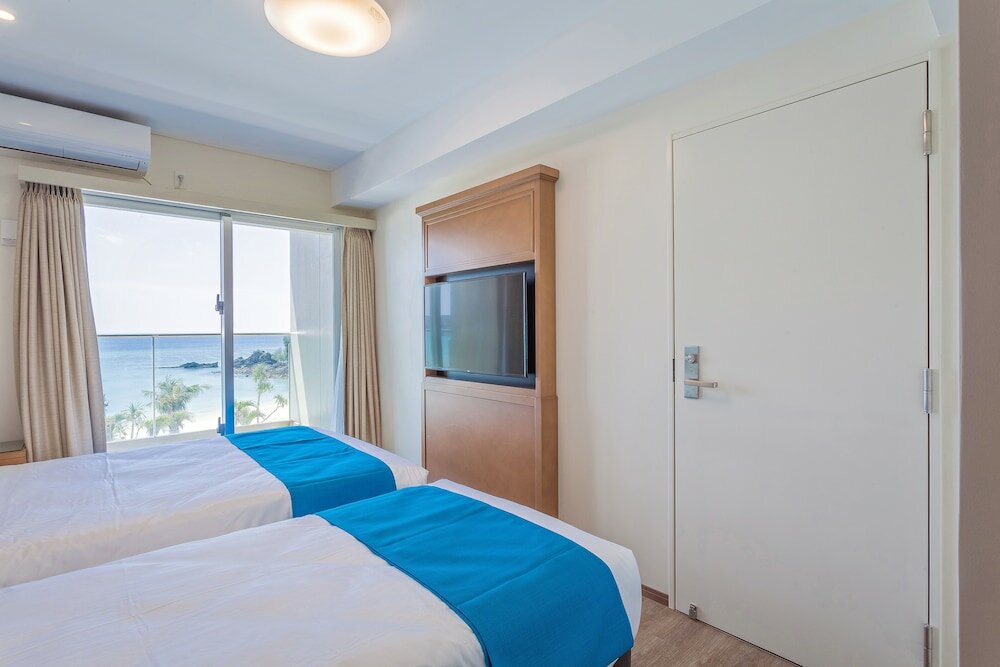 Фото Okinawa Kariyushi Lch Resort on the Beach