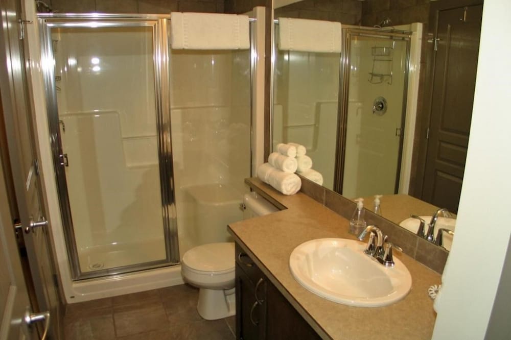 Фото Ground Level Condo Backing Onto Creek № 122