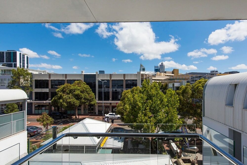 Фото Elegant 1 Bedroom Hotel Room in the City