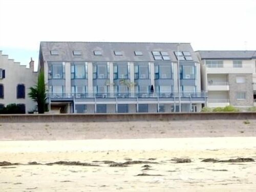Гостиница Hotel De la Plage d'Erquy
