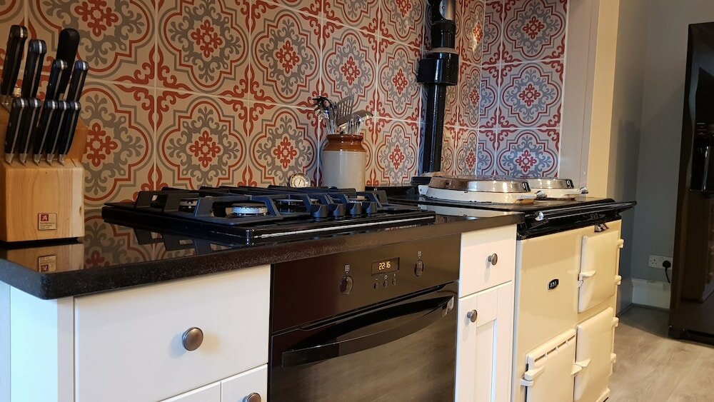 Фото Authentic Central 3-Bedroom Apartment