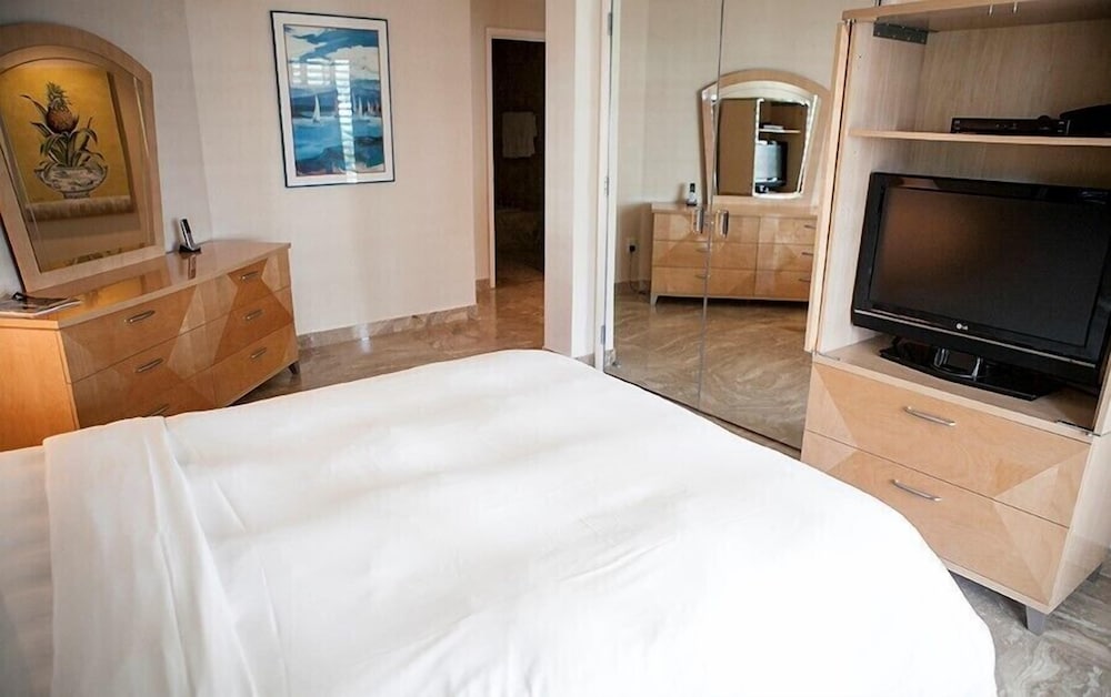 Фото Provident Luxury Suites Fisher Island