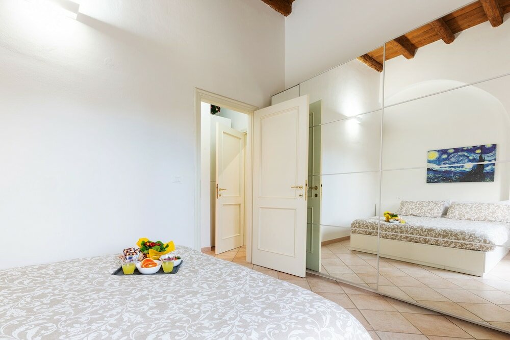 Фото University Apartment con parcheggio e giardino