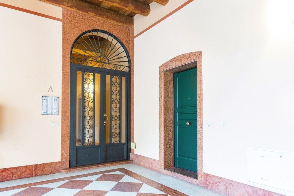 Фото University Apartment con parcheggio e giardino