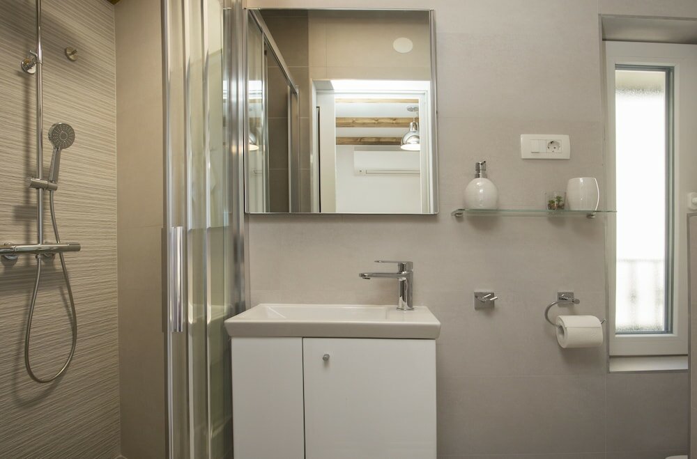 Фото Old Center Stone House