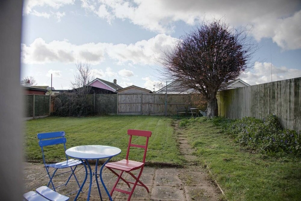 Фото Bungalow 2 min Walk to Beach and sea Sleeps 6