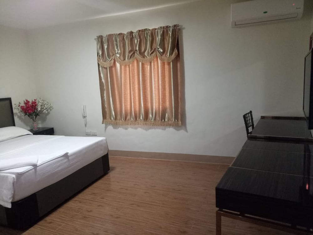 Фото Meaco Royal Hotel - Batangas City