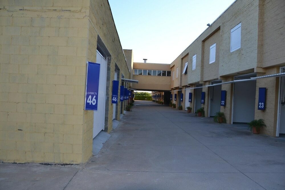 Фото Liverpool Hotel & Motel