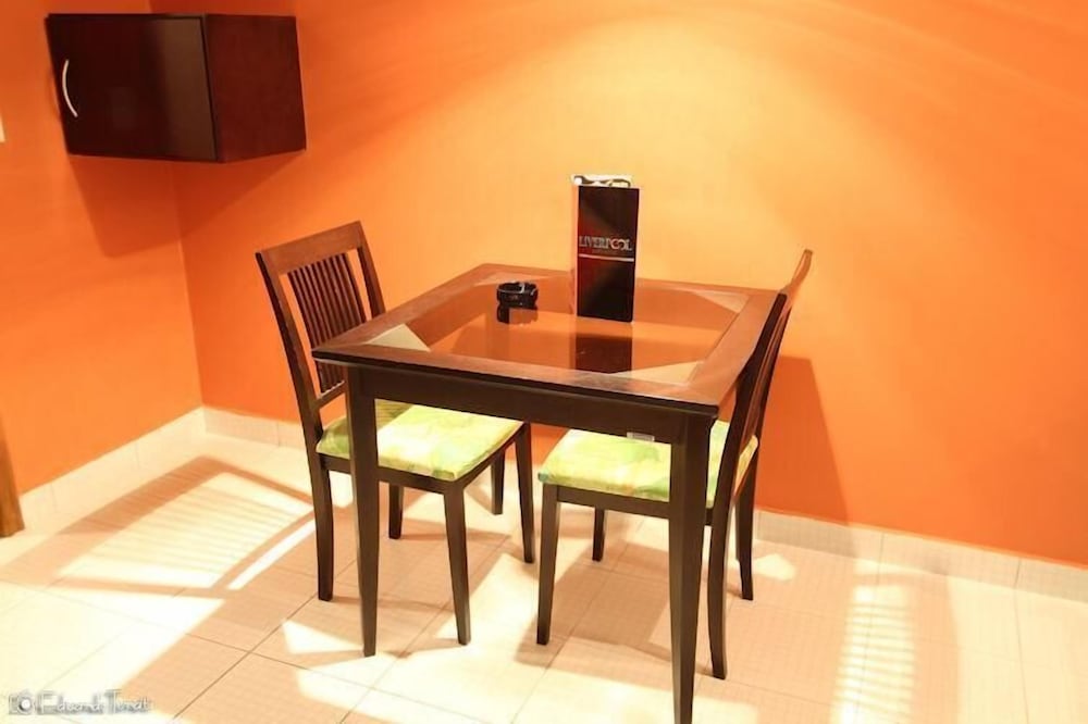 Фото Liverpool Hotel & Motel