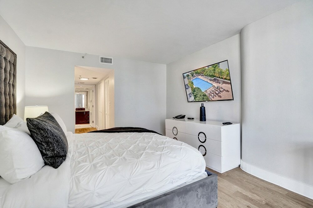 Фото 3 Bedroom Condo With Stunning Balcony View