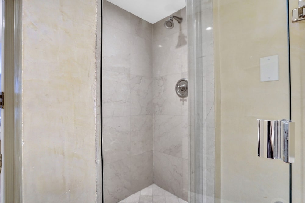 Фото 3 Bedroom Condo With Stunning Balcony View