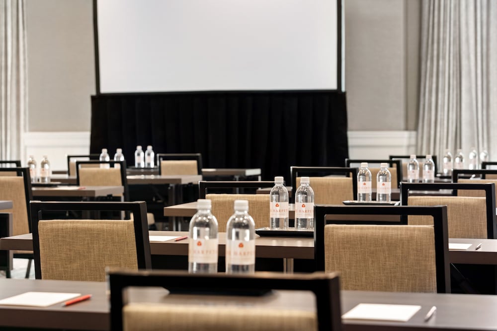 Фото The Harpeth Franklin Downtown, Curio Collection by Hilton