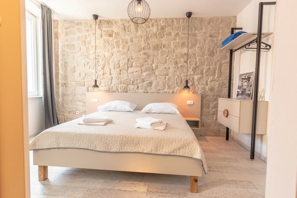 Фото City Center Studio Apartments L&b