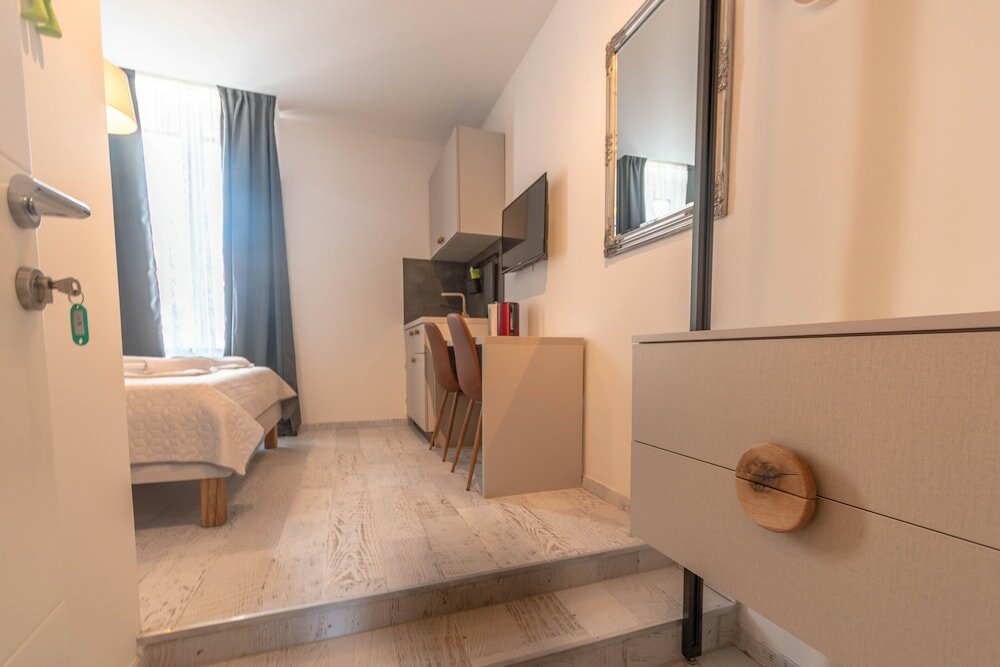 Фото City Center Studio Apartments L&b