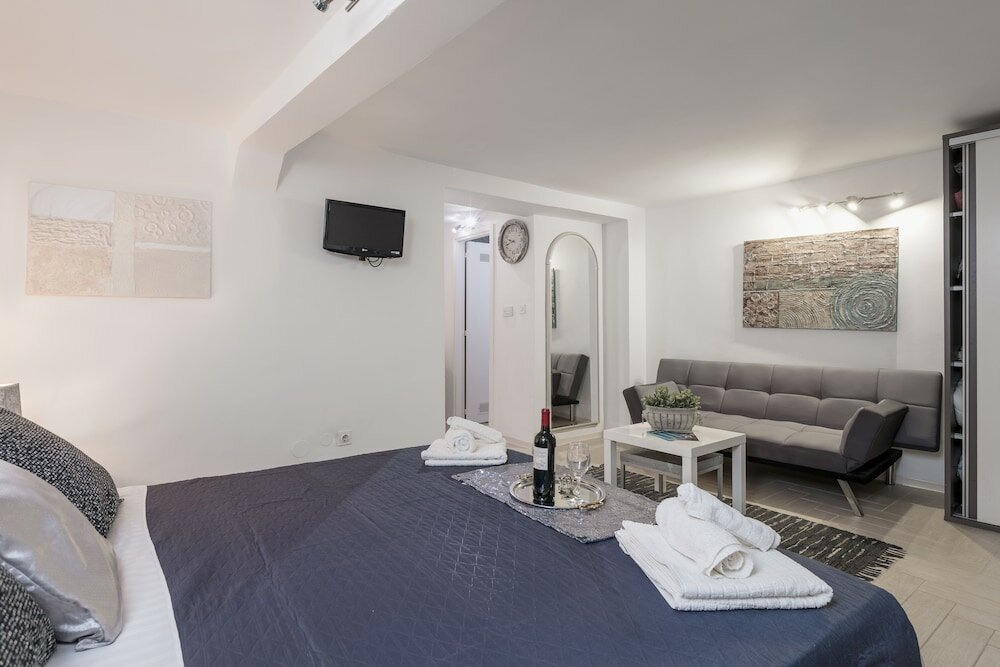 Фото Old Town Center Studio Apartments