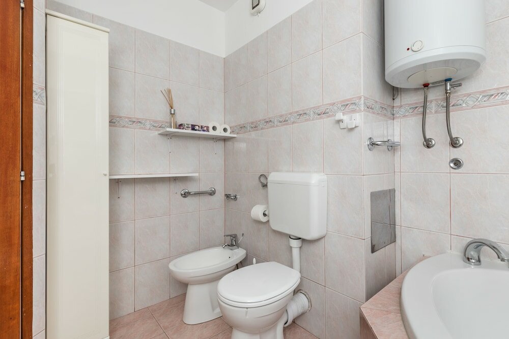 Фото Spacious & Clean Condo near Beach