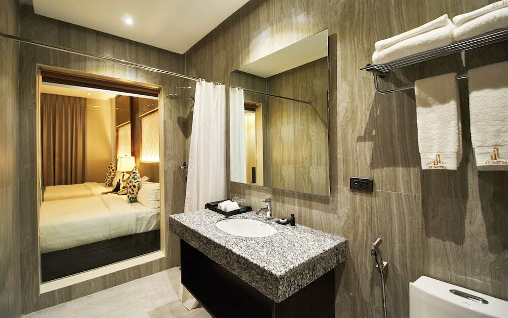 Фото J7 Plaza Hotel