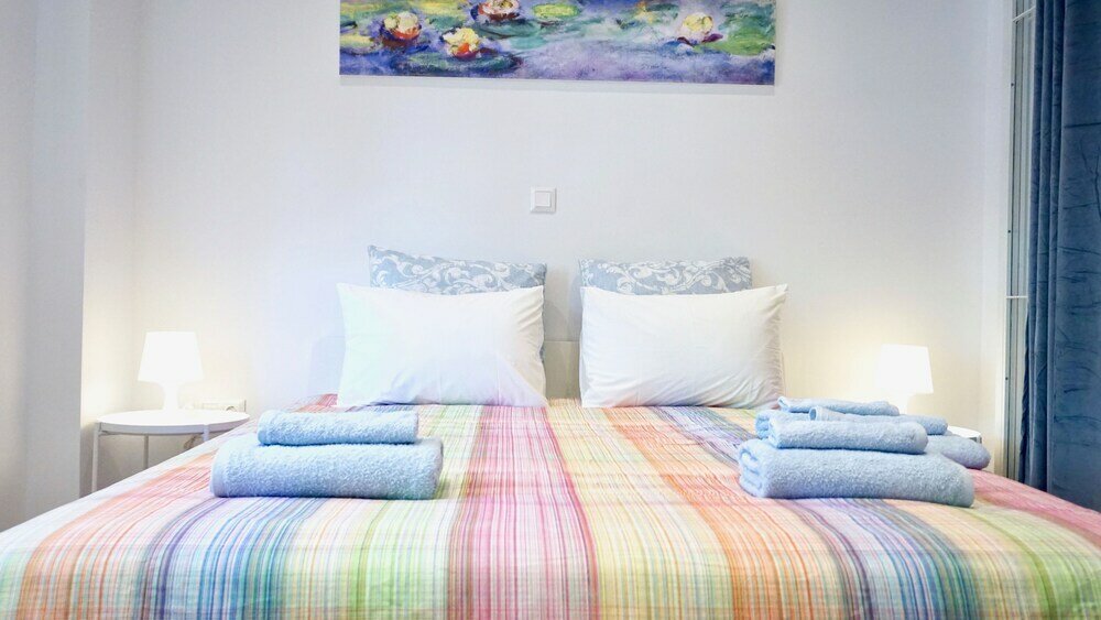 Фото Vibrant & Cozy Apt in Athens