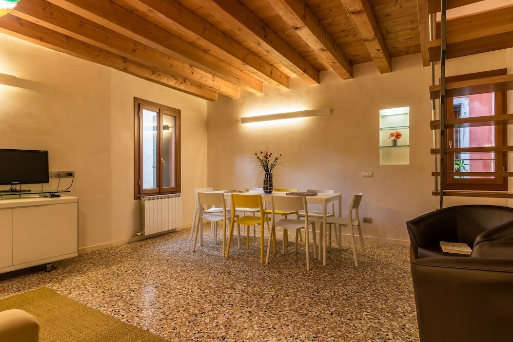 Фото Family Colours near Rialto Mercato