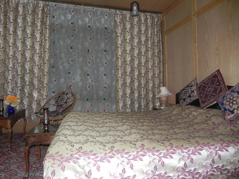 Фото Shabrose Heritage Houseboats