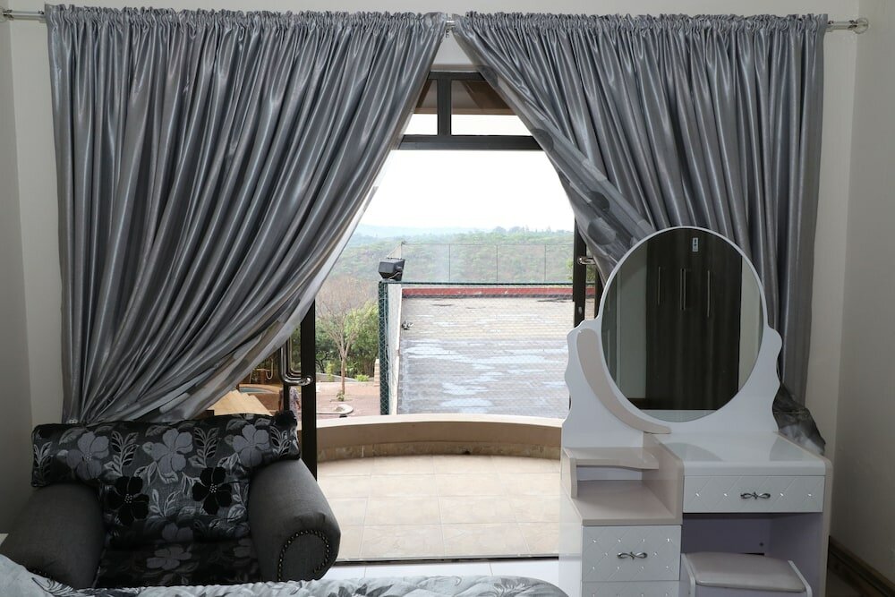 Фото Shailoh Folyjon 2Bedroomed Wing