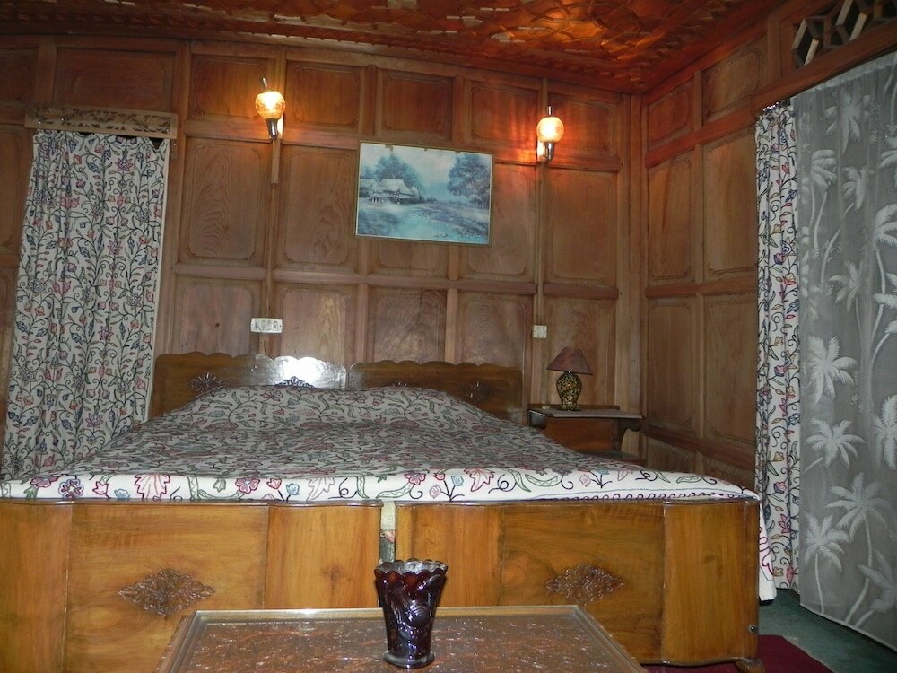 Фото Shabrose Heritage Houseboats