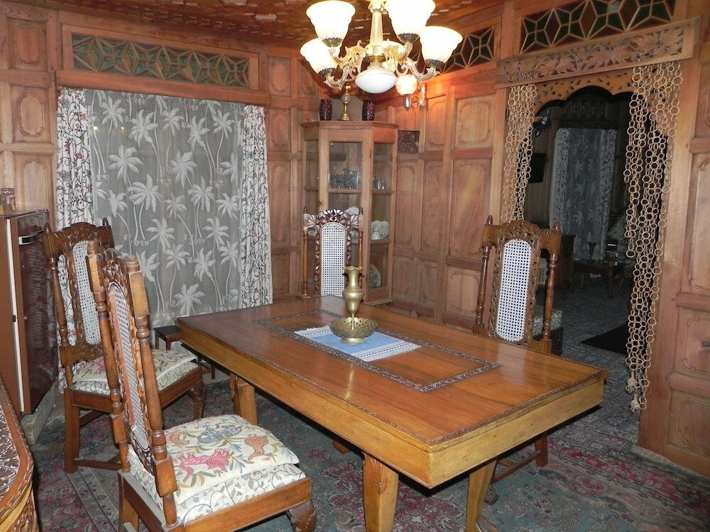 Фото Shabrose Heritage Houseboats