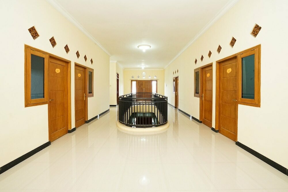 Hotel Oyo 302 Karolin Homestay, East Java, photo