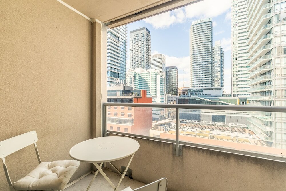 Фото Simply Comfort, Stylish Downtown Apartment