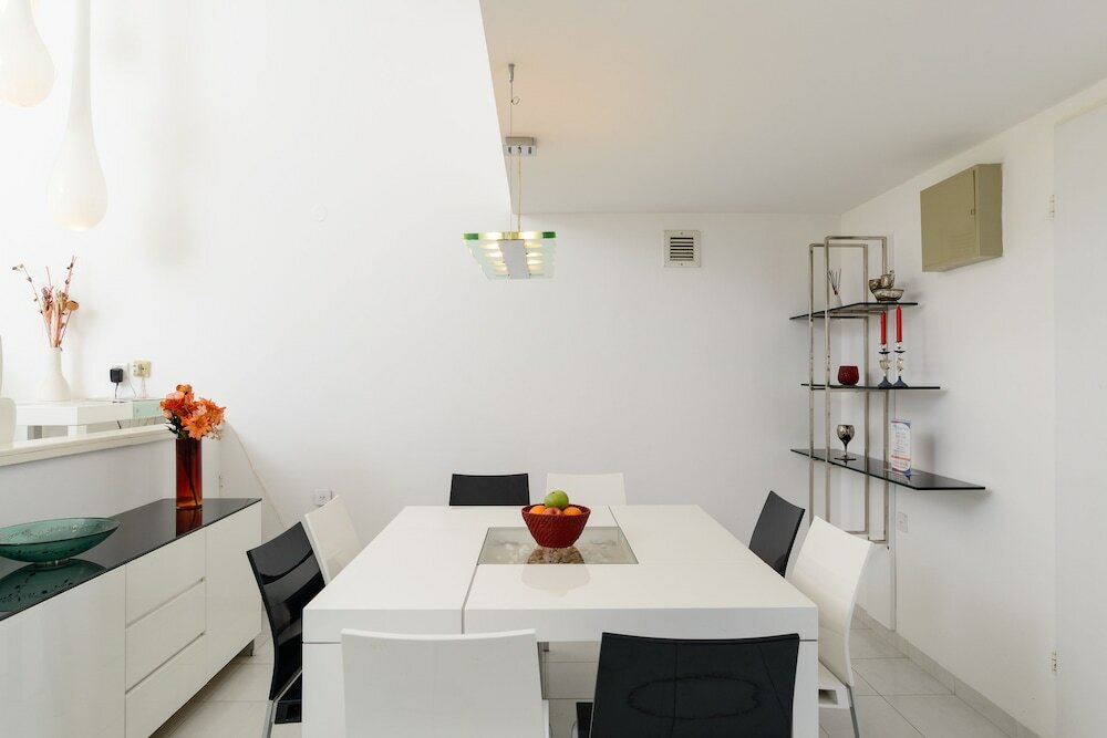 Фото 3br Apt Steps from Sea W Parking