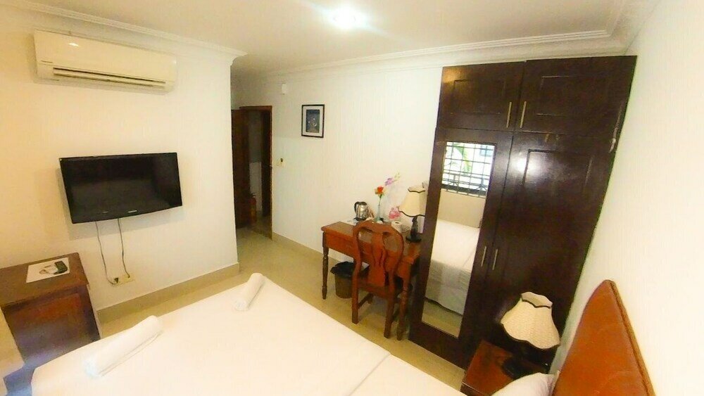 Фото The Riverside Hotel Phnom Penh