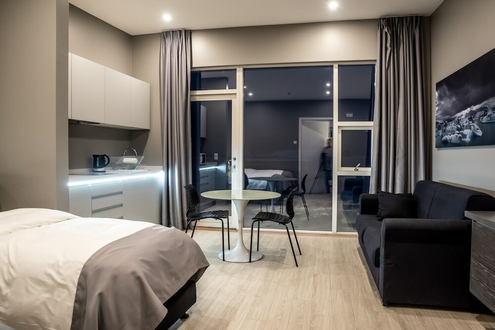 Фото Black Beach Suites