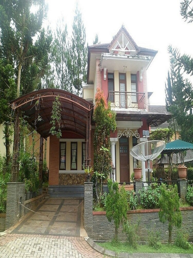 Фото Villa Kota Bunga Seruni